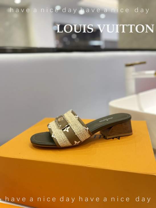 Picture of Louis Vuitton Slippers _SKULVsz34-424cmh0909630